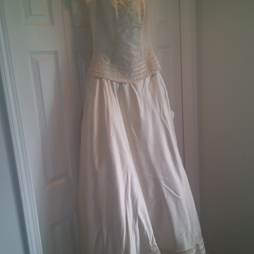 WEDDING DRESSES - Picture 4 of 8